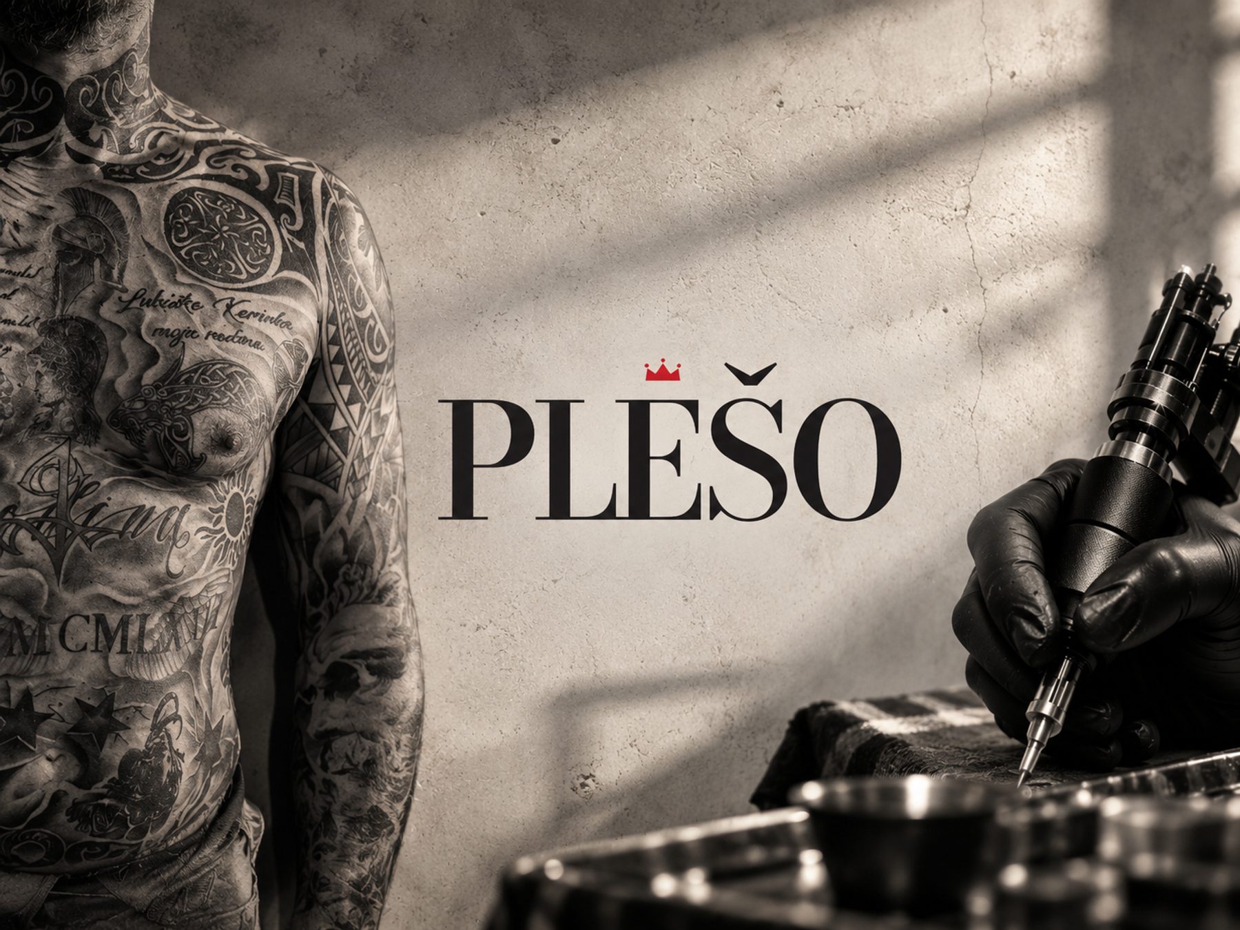 A tattooed male torso, the PLEŠO logo on a pale wall and a black-gloved hand holding a tattoo machine